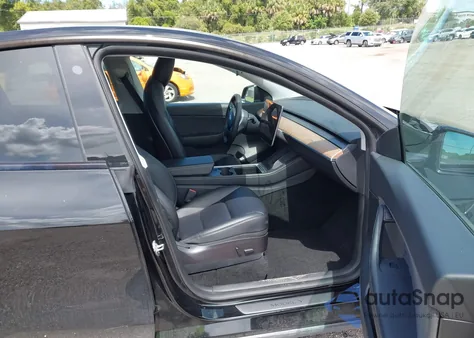 2021 Tesla Model Y Long Range Dual Motor All-Wheel Drive z USA, uszkodzony, nr VIN 5YJYGAEE8MF207493